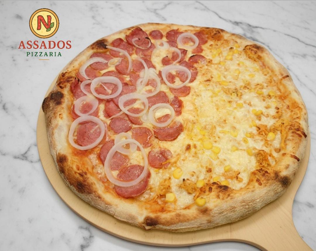 Pizza na tabua de madeira da N Assados